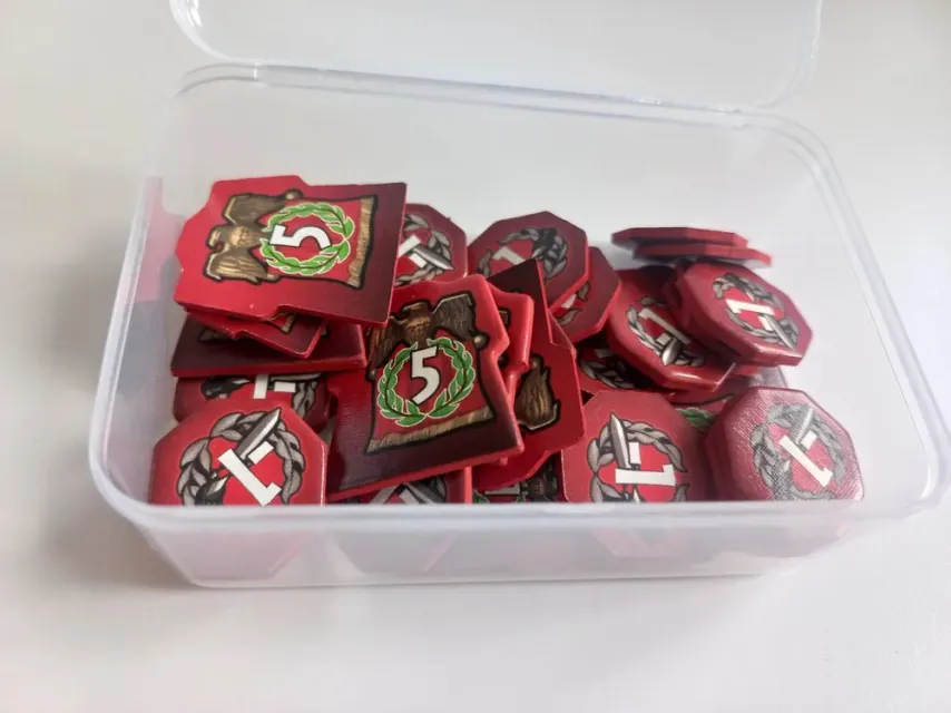 Fichas del juego agrupadas por tipo, con el detalle a la vista.
