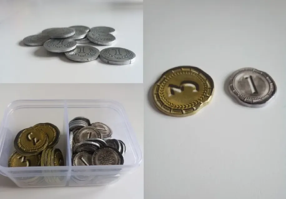 Monedas del juego apiladas, con una girada para ver las dos caras.