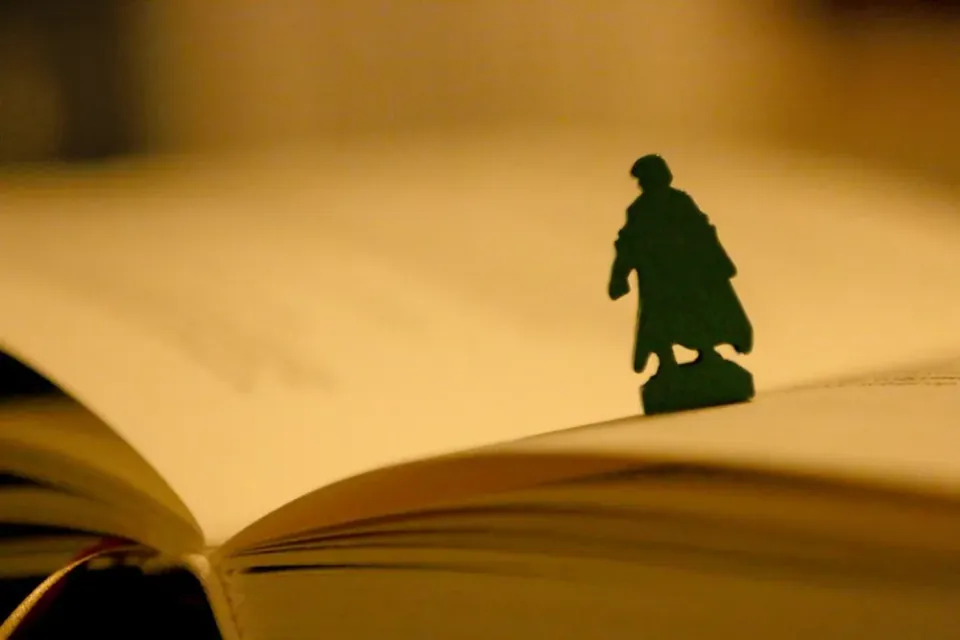 Libro abierto por la pagina o la escena en uso.