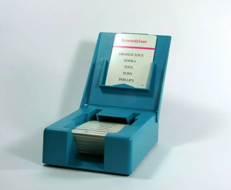 Soporte de cartas de Taboo cargado con una carta de ejemplo en la que se lee Screwdriver y sus cinco palabras prohibidas.